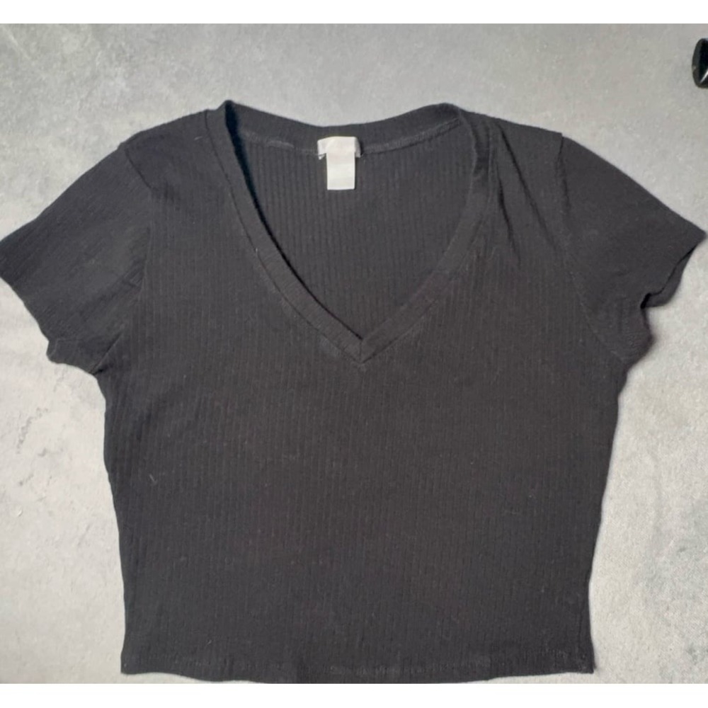 EUC women's size MEDIUM Bozzolo crop top Vneck ribbed black shirt.